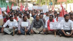 సెస్ ఆఫీస్ ఎదుట ఉద్యోగుల ధర్నా