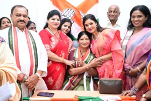 తెలంగాణ రాష్ట్ర మహిళా అధ్యక్షురాలిగా బాధ్యతలు స్వీకరించిన ఎర్రబెల్లి స్వర్ణ