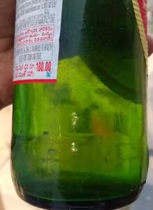 బీరు బాటిల్లో చెత్త,పాకురు..!? లైవ్ వీడియో 