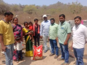 అగ్నిప్రమాద బాధిత కుటుంబానికి బియ్యం పంపిణీ