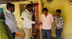 ఆర్థిక సహాయం చేసిన కాంగ్రెస్ నాయకులు శ్రీరాం రాజేష్