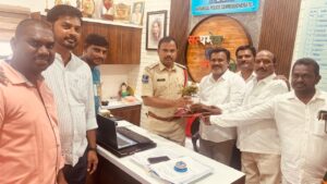 మిల్స్ కాలనీ సీఐను కలిసిన బీజేపీ నాయకులు