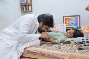 అభిమాని ఇంటికెళ్లి..ఆప్యాయంగా పలకరించి..!