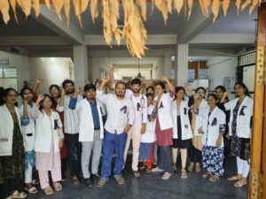 నల్ల బ్యాడ్జీలతో వరంగల్ ప్రభుత్వ ఆయుర్వేద కళాశాల హౌస్ సర్జన్ల నిరసన