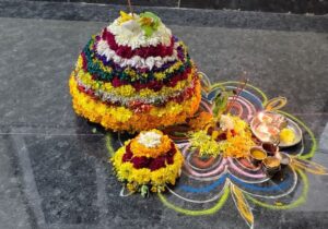పూలను కాపాడుకుంటేనే బతుకమ్మకు పూర్వవైభవం!