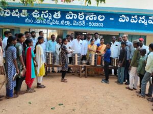 ప్రభుత్వ పాఠశాలలో విద్యార్థులకు అల్పాహారం
