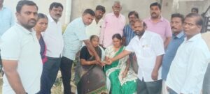 చేనేత సహకార సంఘం తరపున బాధిత కుటుంబానికి ఆర్థిక సహాయం